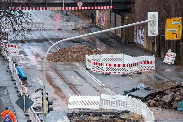 Still ruht die Baustelle. In der Reichenbacherstraße geht nach dem schweren Wasserrohrbruch am 26. Dezember derzeit nichts mehr.