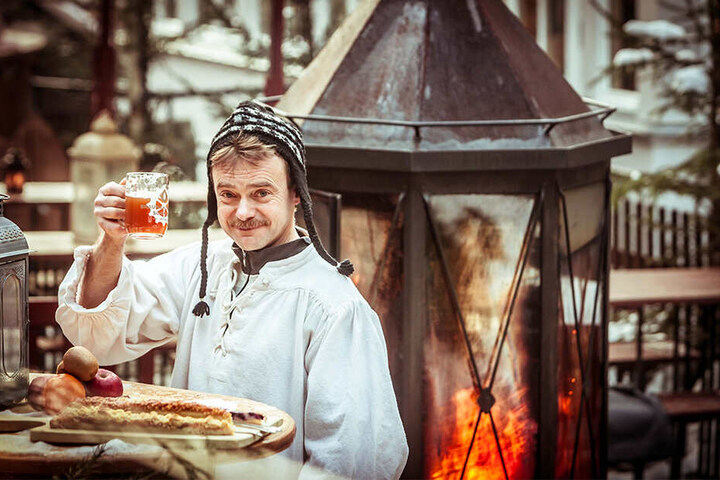 Zum Wohl! Im Schmilkaer Winterdorf werden Gäste rustikal verwöhnt.