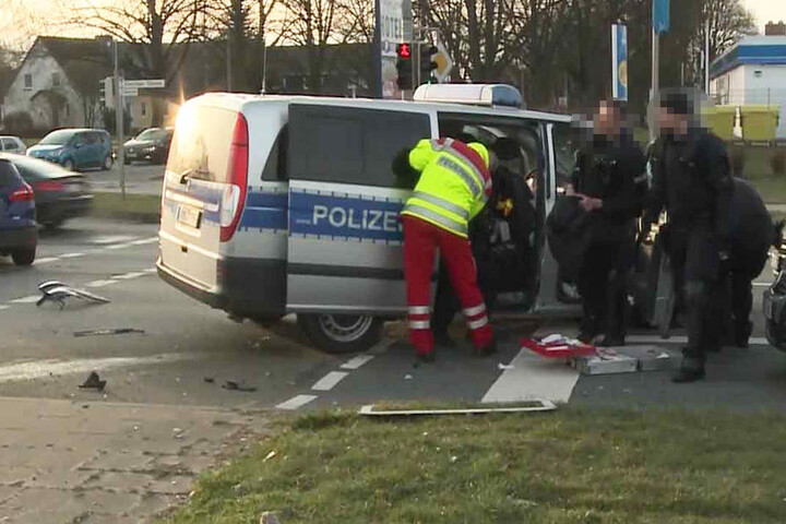 Der Polizist, der am Steuer des Wagens saß, wurde schwer verletzt.