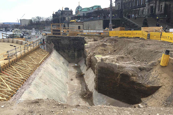 Spannender Einblick in die Geschichte der Augustusbrücke, die noch für alle erkennbar offen liegt.
