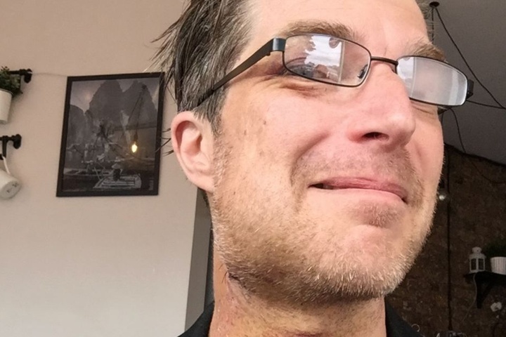 Die Wunde am Hals sieht schon wieder besser aus. Allerdings muss Clausy noch eine spezielle Brille tragen.