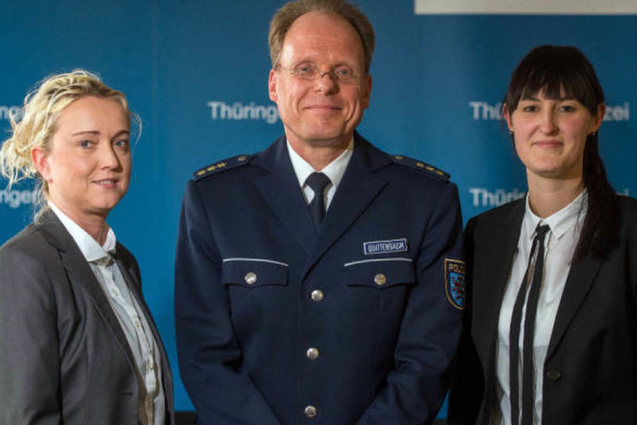 Neben Polizeidirektor Thomas Quittenbaum stehen Claudia Becker und Carolin Böhme die den entscheidenden Treffer machten. (Archiv)