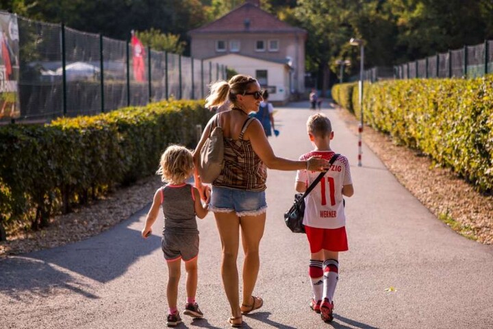 Endlich richtig Mama sein: Freddy geht mit Töchterchen Wilhelmine (l.) und Sohn Ferdinand zum Fußball-Training.