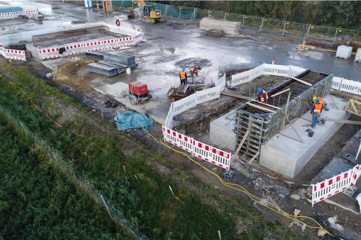 An der Großbaustelle der Autobahn 20 bei Tribsees sind die ersten Einzelteile der künftigen Behelfsbrücke angeliefert worden.
