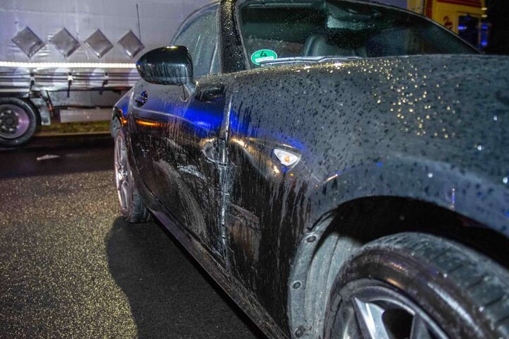 Ein Mazda hatte den VW zuvor gerammt, als er von der linken auf die rechte Spur wechselte.