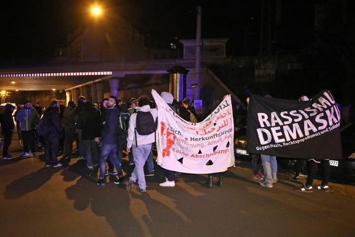 Rund 70 Demonstranten und Unterstützer der Familie protestierten gegen die
Abschiebung.