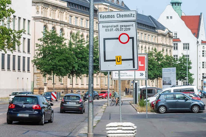 Seit Montag kündigen Schilder die zahlreichen Sperrungen in der Innenstadt an.