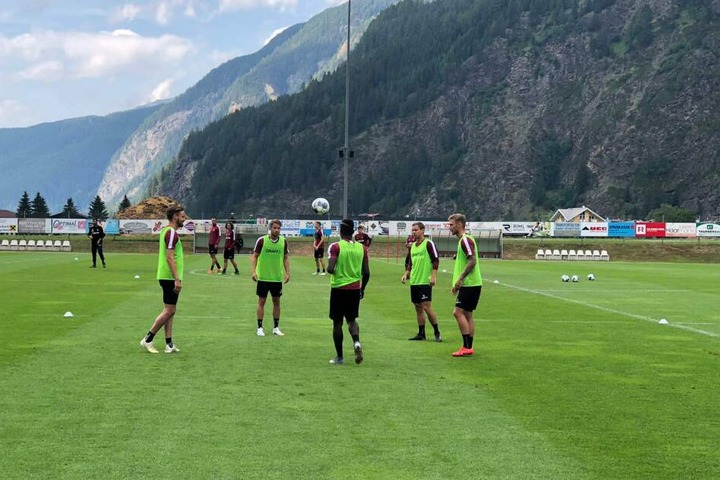 Dynamo-Spieler beim Jonglier-Wettbewerb.