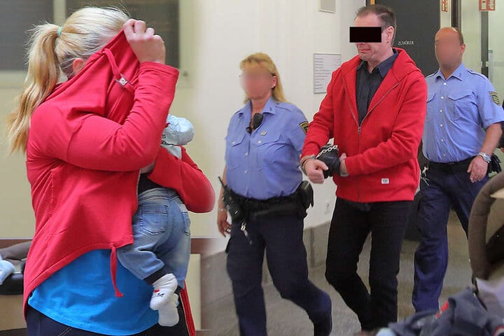 links: Lisa K. (19) kam mit ihrem Säugling ins Gericht. rechts: Lebensgefährte Rico M. (43) brach in Tränen aus, als er aus dem Haftkeller gebracht wurde. Er sah seinen Sohn im Gericht zum ersten Mal.