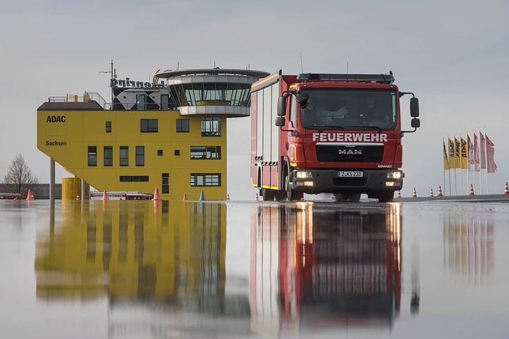 Für sichere Einsatzfahrten: Die Freiwilligen Feuerwehren üben gerade das Bremsen auf
nassem Asphalt.