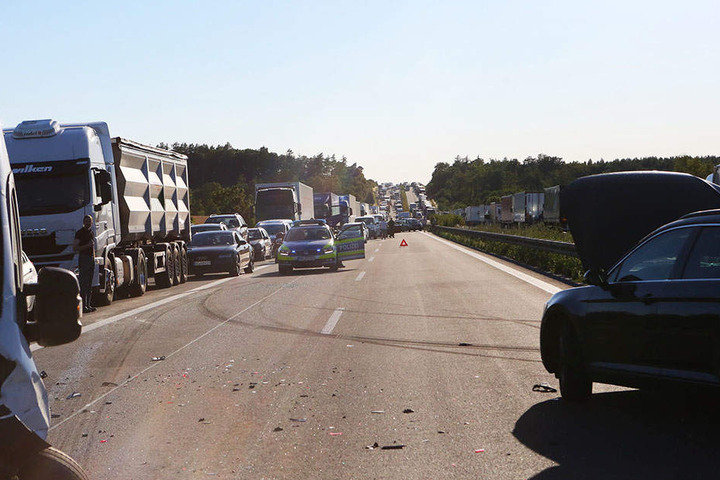 Kein schöner Anblick auf der A4. Nach mehreren Crashs geht in beide Richtung nichts mehr.