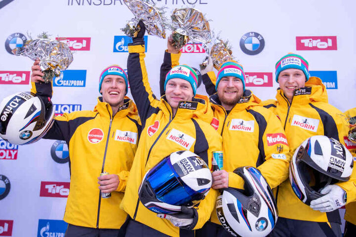 Friedrich mit seiner Crew nach dem Triumph im Vierer.