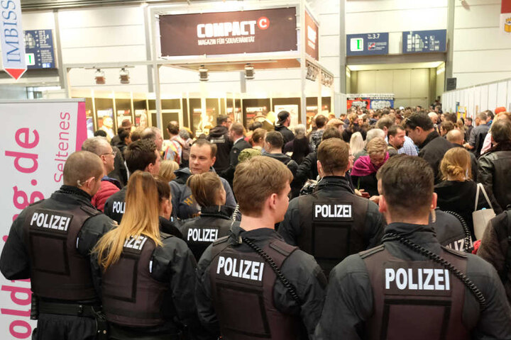 Die Polizei griff ein, beruhigte die Lage. Dabei führten die Einsatzkräfte drei Identitätsfeststellungen durch.