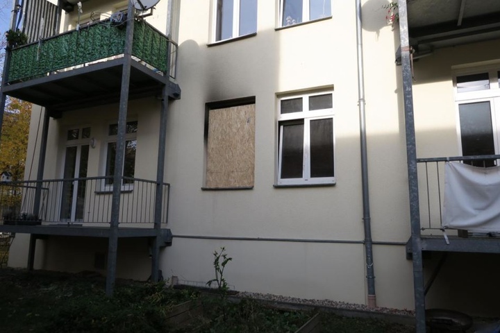 Das zersprungene Küchenfenster wurde mit einer Holzplatte notdürftig abgedichtet. Die Fenster in den Nebenräumen sind verrußt und teilweise durch die Hitze zerplatzt.