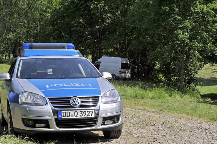 Polizei und Kriminaltechnik am Fundort der Babyleiche im Wilkau-Haßlauer Ortsteil Culitzsch.