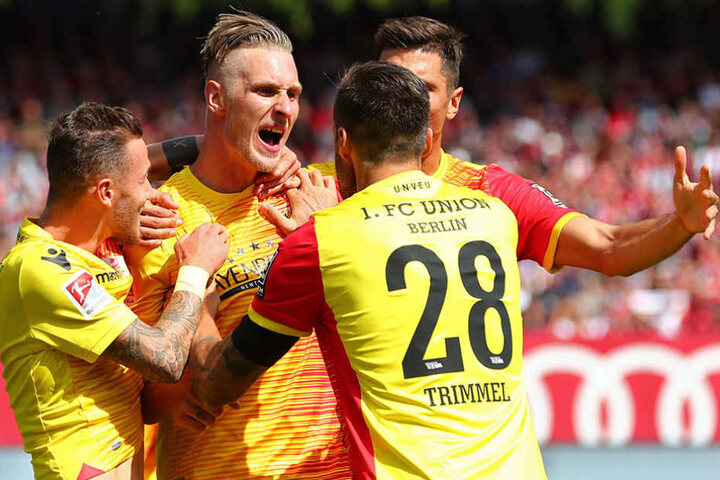 Sebastian Polter (2.von links) freut sich mit seinen Kollegen Marcel Hartel (von links nach rechts), Christopher Trimmel und Damir Kreilach über seinen Treffer zum 1:2 für Union.