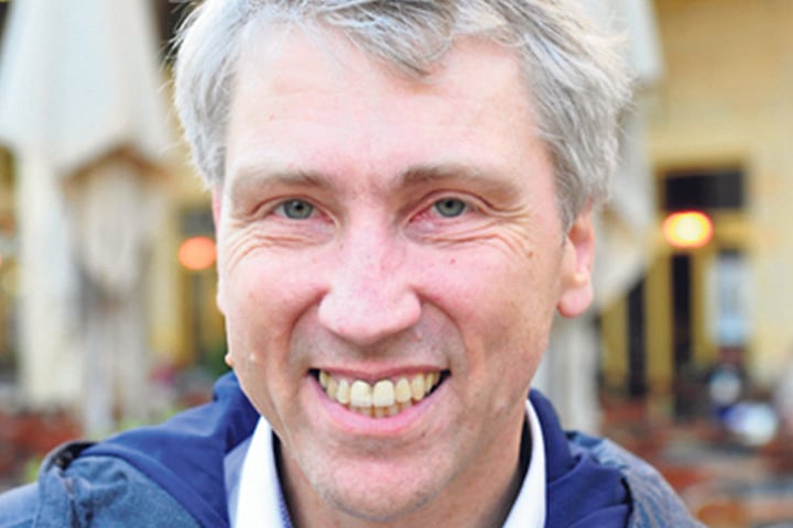 Jens Schulze-Forster
(52),
Museumsleiter
aus Dresden:„Wer nicht wählt,
kann nicht meckern.
Ich bin
klassischer Wechselwähler
und auch jetzt noch unentschlossen.
Wichtig ist mir lebenswertes
Zukunftskonzept,
das umwelt- und wirtschaftsfreundlich
ist."