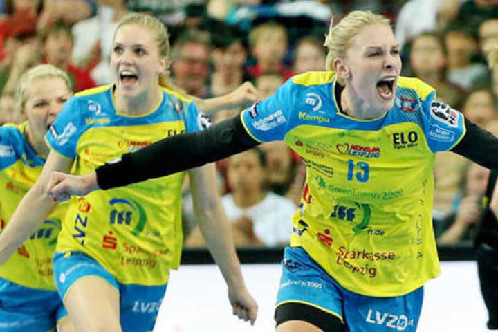 Luisa Schulze (l.), Anne Hubinger (m.) und Shenia Minevskaja (r.) bejubeln den Pokalsieg des HC Leipzig im Jahr 2016.