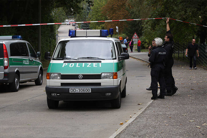 Die Polizei kümmert sich um die Evakuierung.