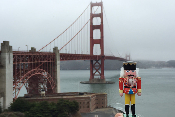 Die Golden Gate Brücke in San Francisco liegt im Nebel bei einer leichten
Brise und drohendem Nieselregen - doch die Frisur sitzt. Der erzgebirgische
Markenbotschafter macht vor allen Sehenswürdigkeiten der Welt eine gute
Figur.