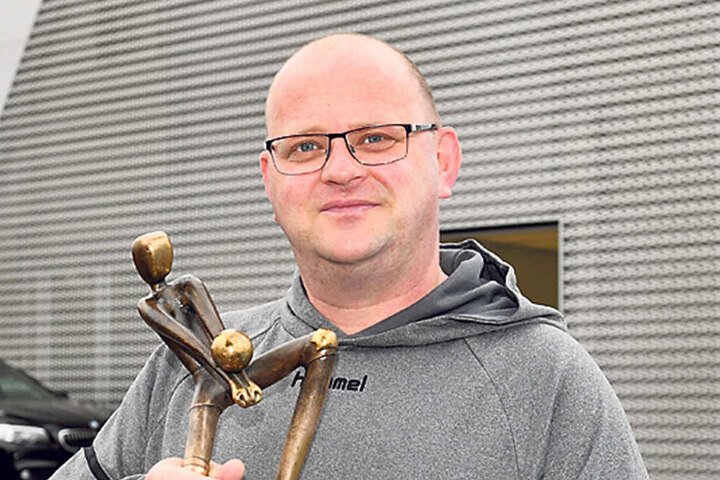Bundesstützpunkttrainer
Jens Neudeck
mit der
DM-Trophäe.