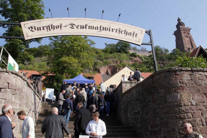 2017 fand das Treffen an der Burghof-Denkmalwirtschaft statt, Teilnehmer standen hier Schlang um sich auf die Listen eintragen zu lassen.