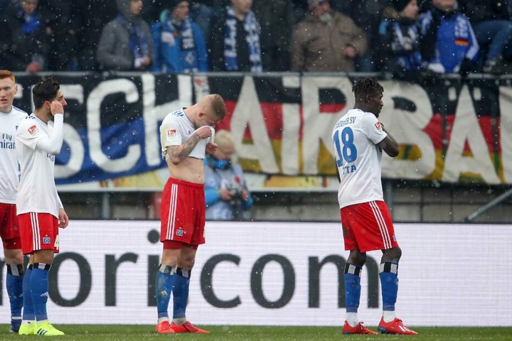 Nach Spielende ließen die HSV-Kicker die Köpfe hängen.