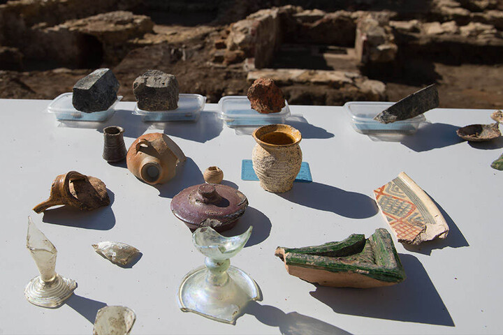 Zeugen längst vergangener Zeiten: Die Archäologen haben ihre Funde fein säuberlich auf einem Tisch abgelegt.