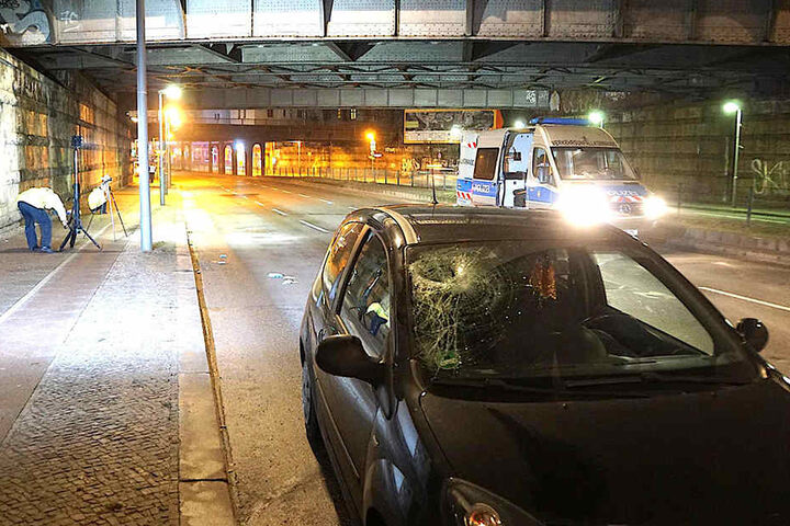 Untermittelbar unter den Bahnbrücken geschah der Unfall.