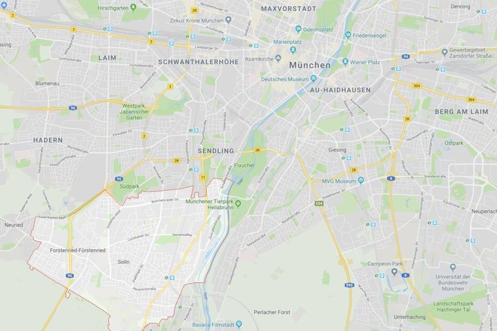 Im Münchner Stadtteil Thalkirchen hat eine Frau mehrere Hunde in einem VW Bus zurückgelassen.