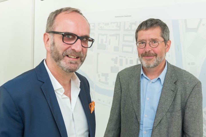 Matthias Horst (52, li.) organisiert das Verfahren. Professor Thomas Will
(66) gab gestern erste Ideen.