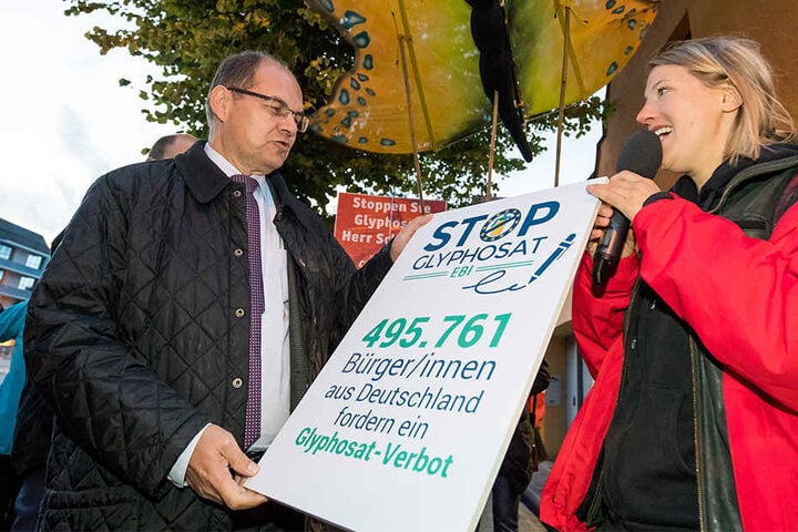 Bundesagrarminister Christian Schmidt (CSU) nahm bereits im September 2017 eine Unterschriften-Kampagne gegen den Einsatz von Glyphosat von Maria Lohbeck vom Kampagnennetzwerk Campact entgegen.