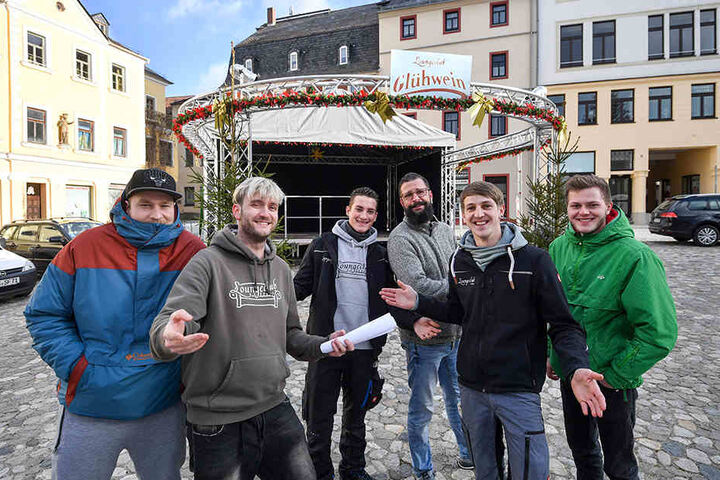 Wem es zu Silvester draußen zu kalt ist, kann zur Indoorparty ins Stadttheater wechseln. Hier warten Marcel Klötzner (33), Danny Kloss (28), Chori Weise (21) und DJ Christopher Meister (18, v.l.) auf Gäste.