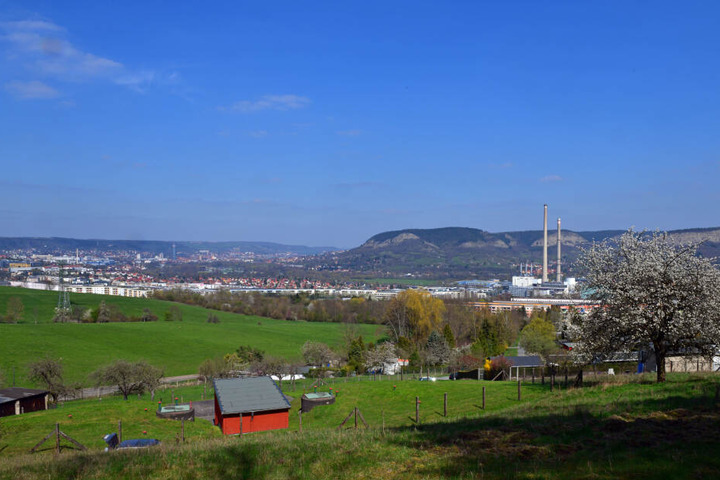 Der Schornstein wurde extrahoch gebaut, damit seine Ausstöße nicht direkt in die tiefer gelegene Stadt ziehen.