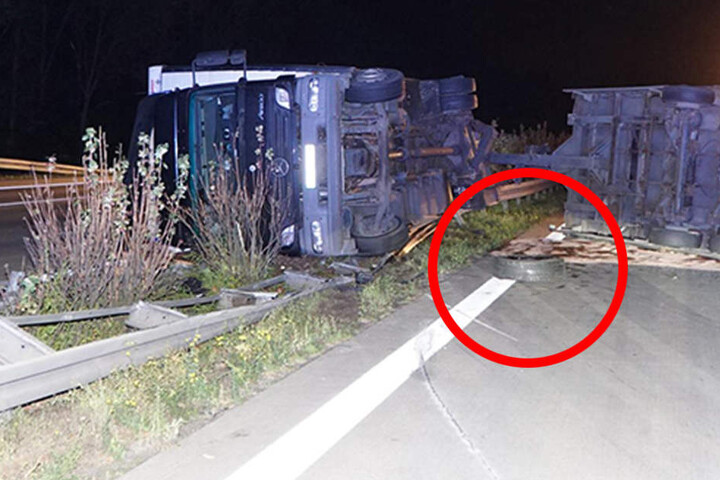Der gelöste Reife liegt direkt neben dem umgestürzten Lkw.