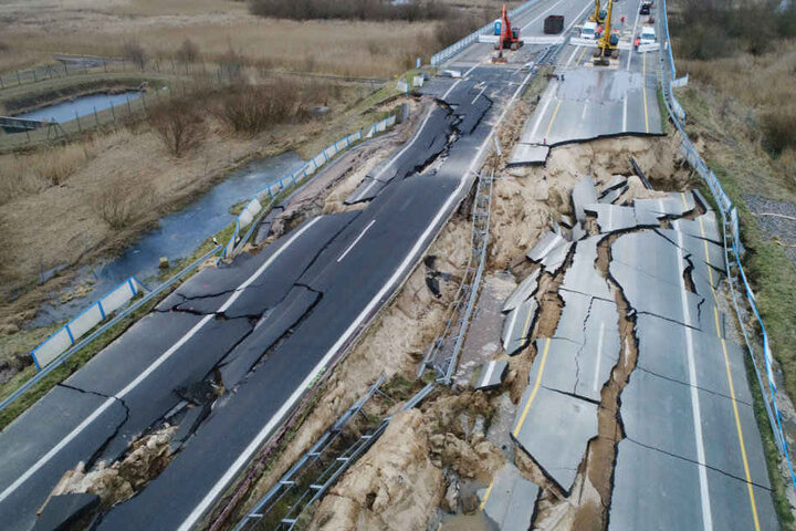 Gut zu erkennen: Die abgesackte Autobahn 20 bei Tribsees.