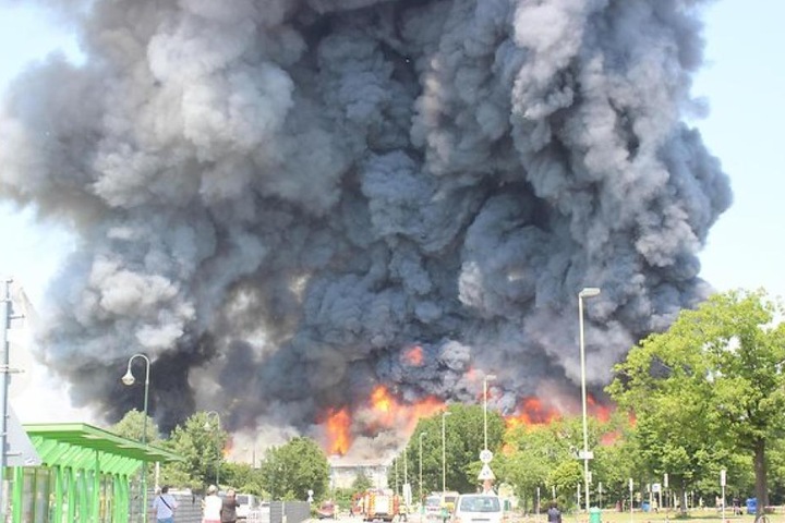 21 Flüchtlinge zogen sich bei dem Feuer Rauchgasvergiftungen zu.
