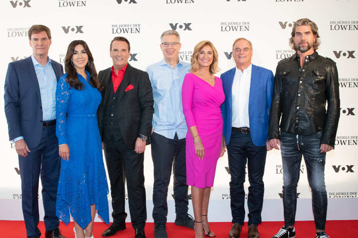 Die Investoren der Vox-Show "Die Höhle der Löwen", Carsten Maschmeyer (l.-r.), Judith Williams, Ralf Dümmel, Frank Thelen, Dagmar Wöhrl, Georg Kofler und Nils Glagau zeigen sich am Interviewtag des Senders auf dem roten Teppich.