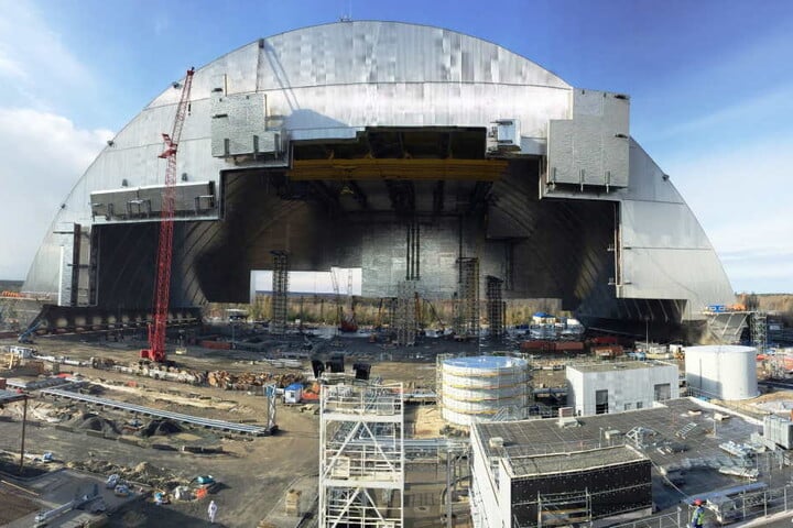 Das ist die neue Schutzhülle für die Atomruine Tschernobyl.