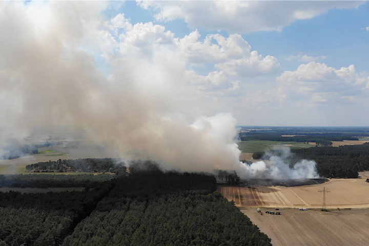 Der Wind facht das Feuer immer wieder von Neuem an.