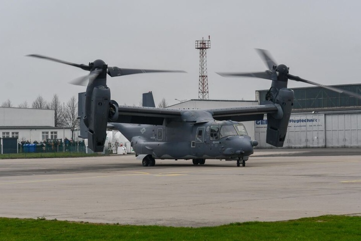 Rotoren an und schon hob die US-Militärmaschine der Airforce wieder ab - allerdings zurück nach England, nicht wie geplant nach Polen.
