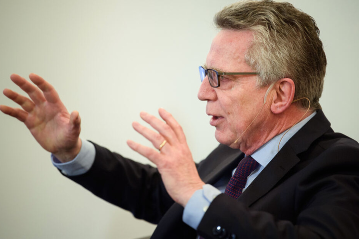 Die Grünen fordern: Thomas de Maiziere (65, CDU) muss als ehemaliger Innenminister eine Aussage zur Abschiebung vom Amri-Freund machen.