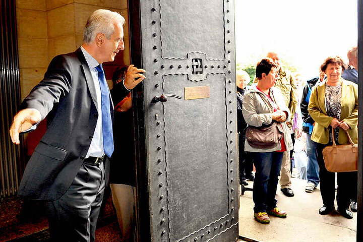 „Herzlich willkommen!“ MP Stanislaw Tillich (58) begrüßt Besucher zum
„Gläsernen Regierungsviertel“.
