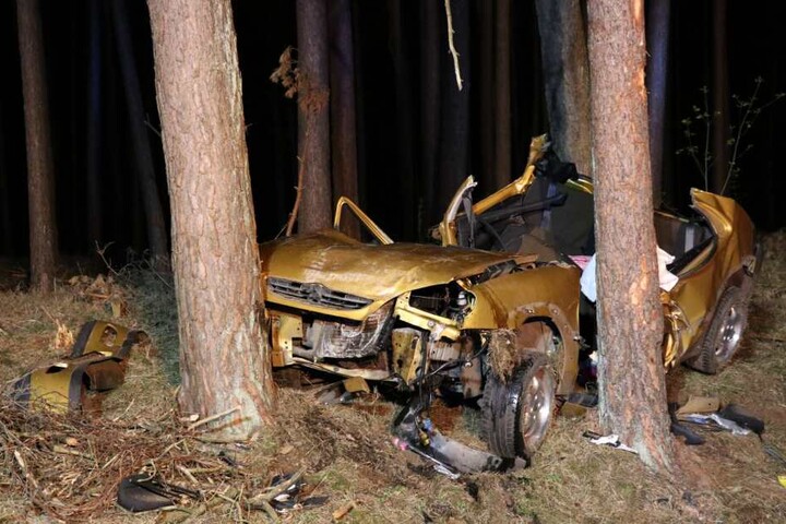Das völlig demolierte Unfall-Auto.