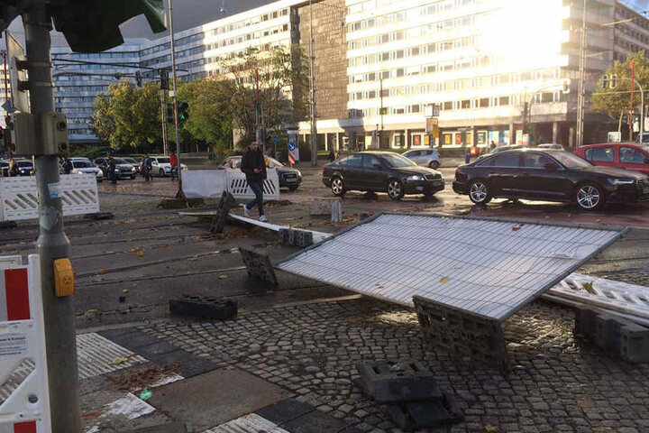 In Chemnitz beruhigt sich "Xavier" seit 19 Uhr. Zum Beispiel in der Straße der Nationen hat er Schilder und Baustellenabsperrungen umgerissen.