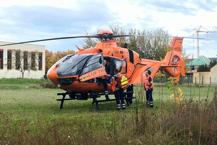 Ein Rettungshubschrauber brachte den Schwerverletzten in eine Klinik.