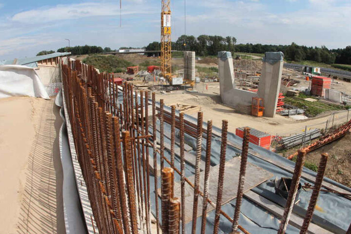 Von der westlichen Brücke stehen bereits ein Widerlager und der Mittelpfeiler.