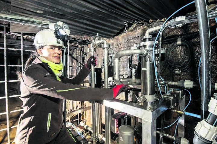 Katja Götze (33), wissenschaftliche Mitarbeiterin am Institut für Thermische Verfahrenstechnik, Umwelt- und Naturstoffverfahren, kümmert sich mit Kollegen um den Betrieb der Membrananlage.