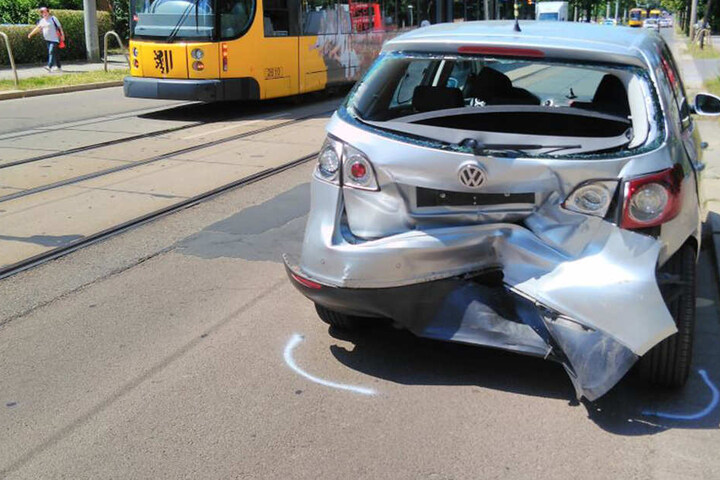 In das Heck des VW fuhren die Beamten herein.