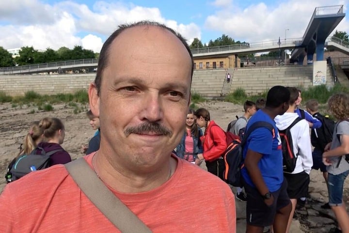 Peter Sydow zusammen mit seiner Schulklasse auf dem ausgetrockneten Flussbett der Elbe.